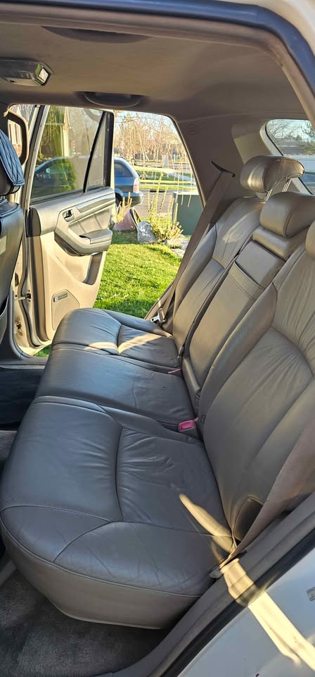 White Toyota 4Runner Limited 4x4 w/ Roof Rack & Light Bar (photo 9) — photo 9