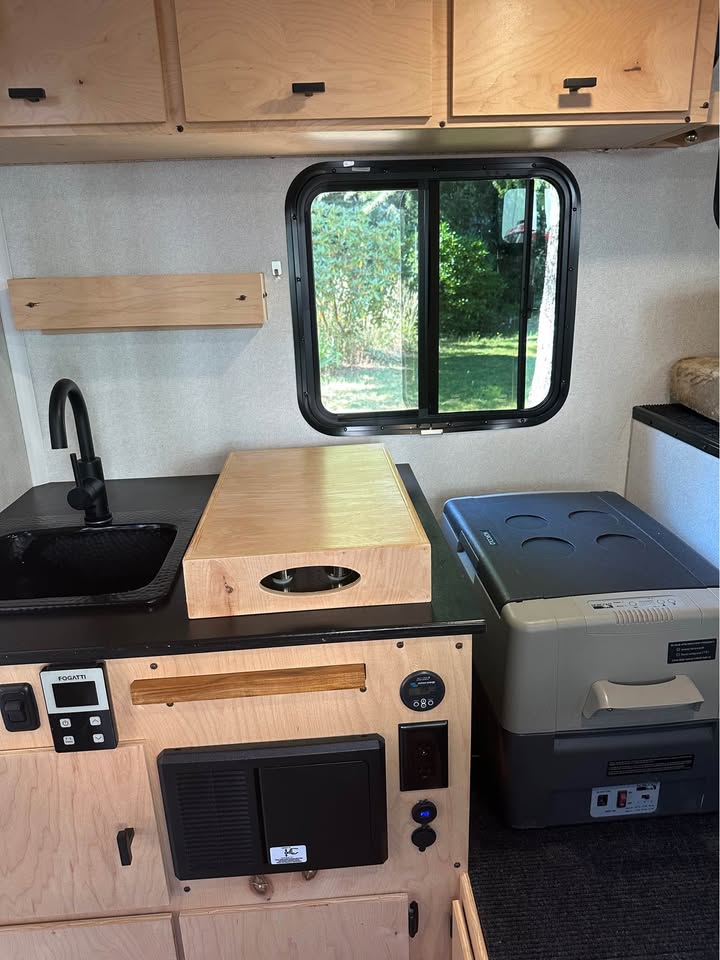 2024 Off-Grid Truck Camper Fully loaded. For Midsize Trucks. Must see in Silver Creek, WA (photo 6) — photo 6