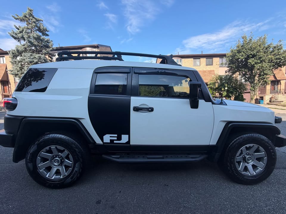 2014 Toyota FJ Cruiser · Sport Utility 2D in Brooklyn, NY (photo 3) — photo 3