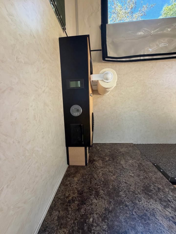 2019 4 Wheel Camper Hawk Full Size Pickups (photo 10) — photo 10