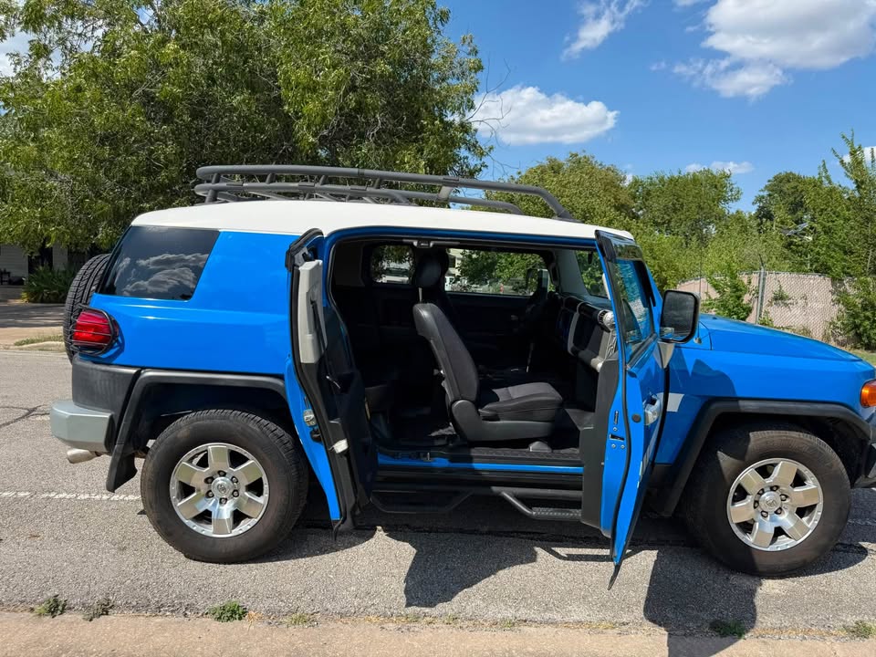 2007 Toyota FJ Cruiser · Sport Utility 2D in Pflugerville, TX (photo 6) — photo 6