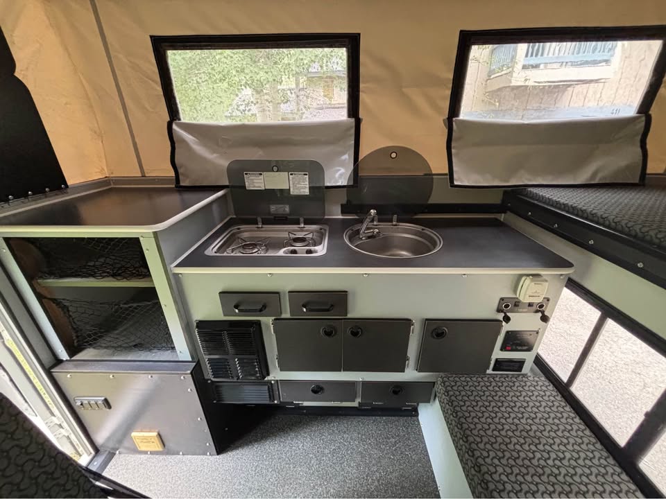 Four Wheel Eagle Pop-Up Truck Camper (photo 2) — photo 2