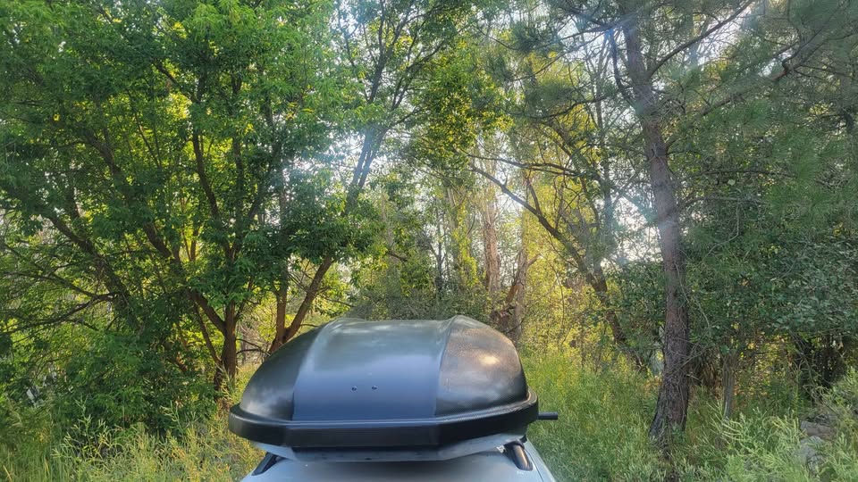 Yakima SkyBox 18 Carbonite roof box cargo rack carrier in Spokane, WA (photo 5)