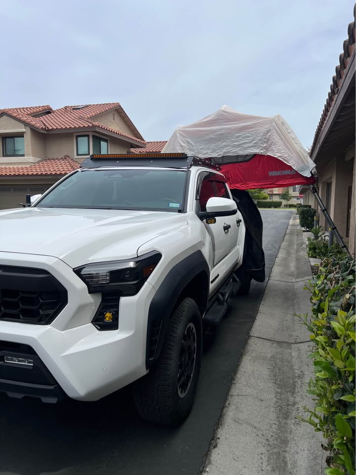Yakima SkyRise Medium 3 person Rooftop Tent in Fountain Valley, CA (photo 4) — photo 4