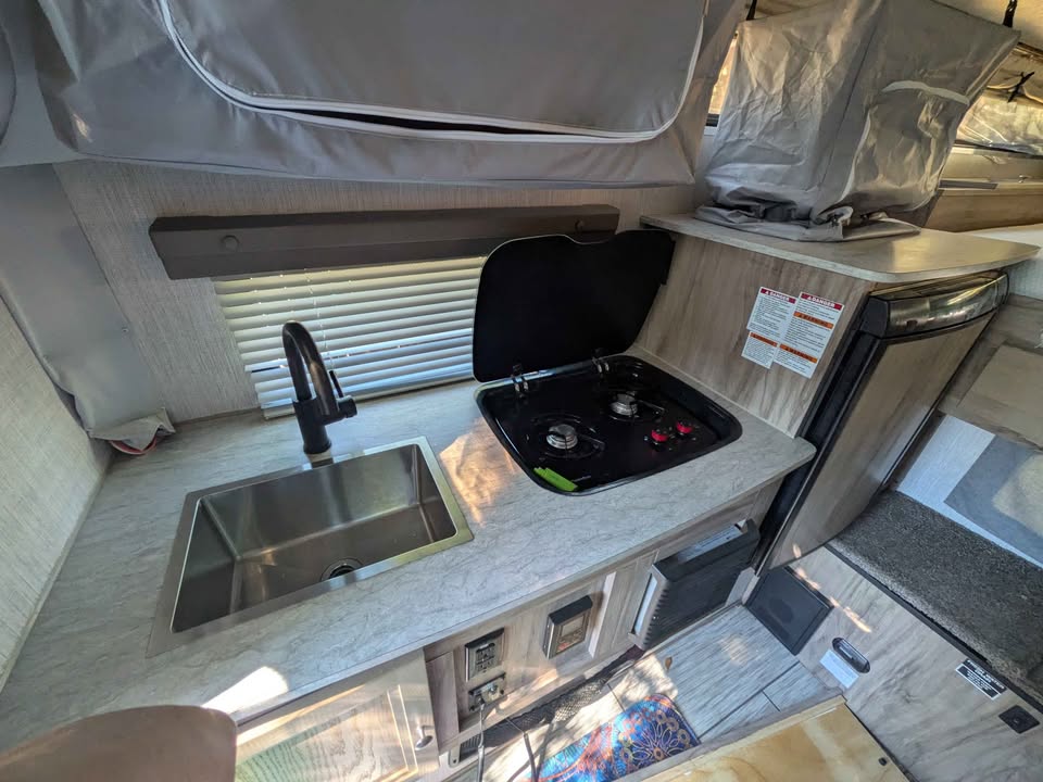 2021 Forest River Palomino SS 550 truck camper in Sacramento, CA (photo 10) — photo 10