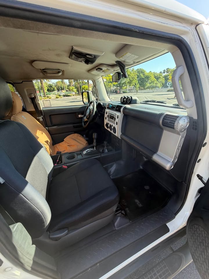 2013 Toyota FJ Cruiser · Sport Utility 2D in Tarzana, CA (photo 6) — photo 6