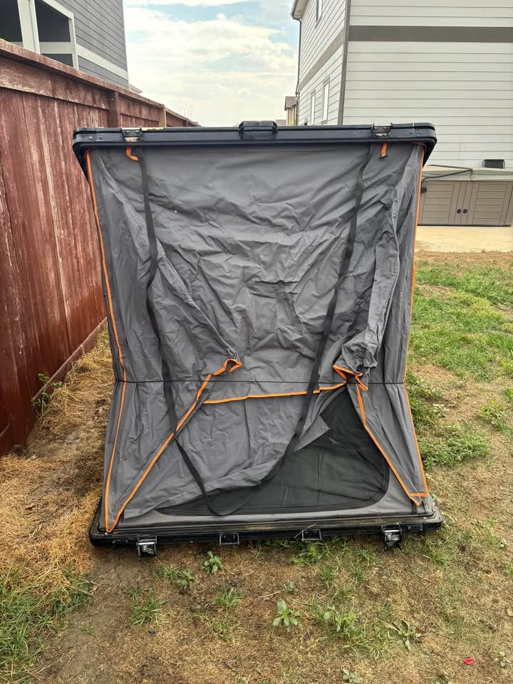 Hard shell roof top tent (photo 2) — photo 2