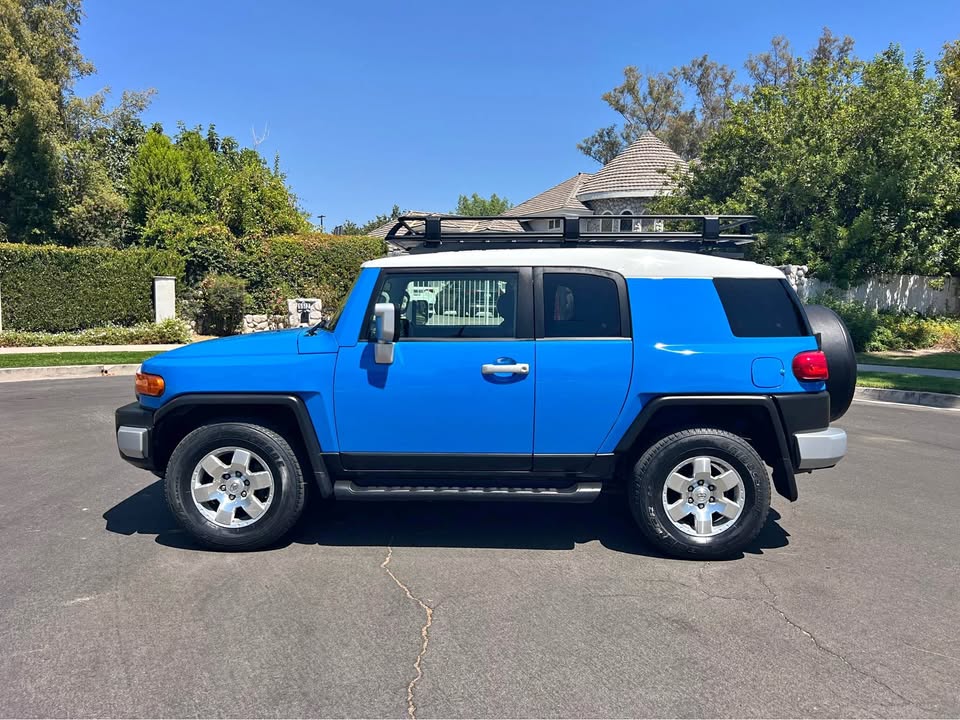 2007 Toyota FJ Cruiser · Sport Utility 2D in Valencia, CA (photo 1)