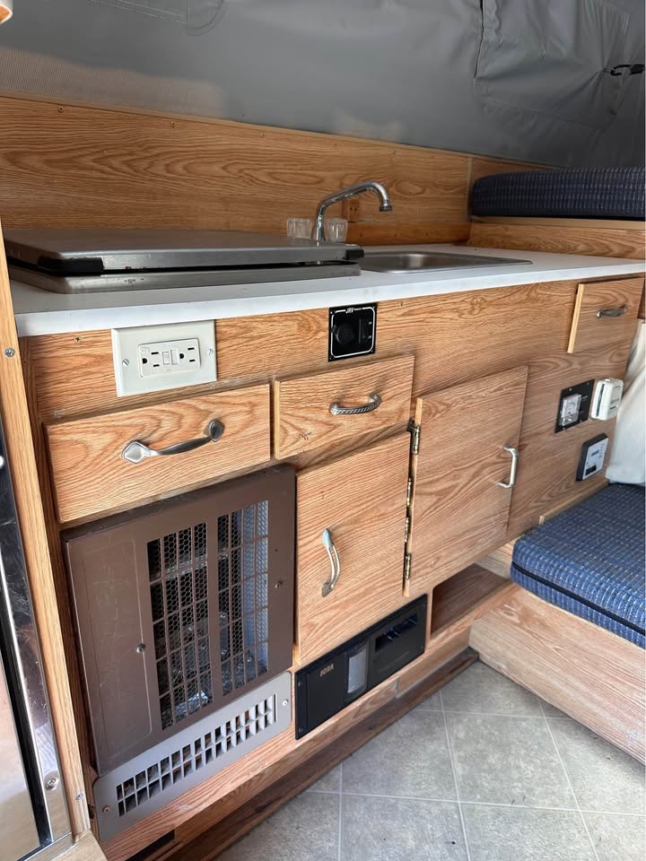 2004 Four Wheel Camper -Hawk in Oakland, CA (photo 6)