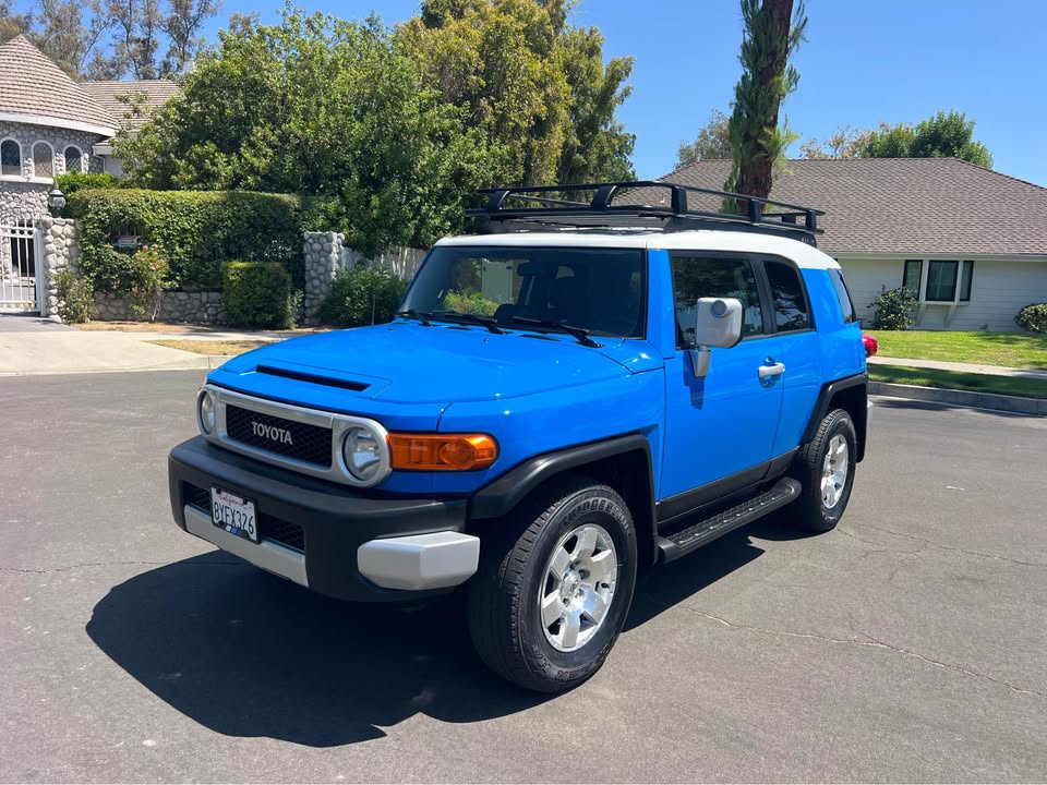 2007 Toyota FJ Cruiser · Sport Utility 2D in Valencia, CA (photo 2) — photo 2