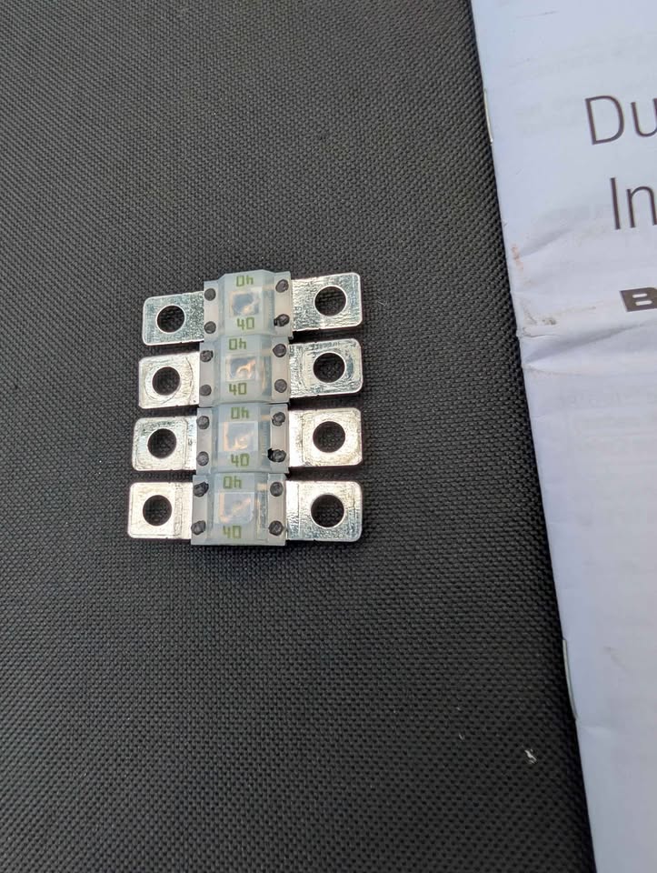 Redarc BCDC 12V 25A DC to DC charger (photo 5) — photo 5