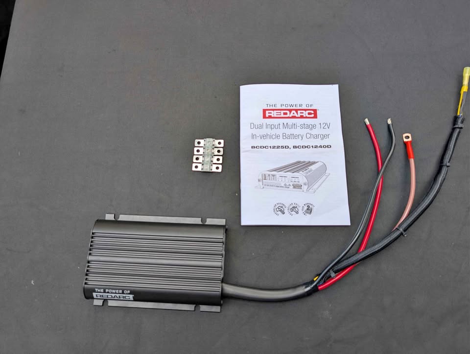 Redarc BCDC 12V 25A DC to DC charger (photo 1)