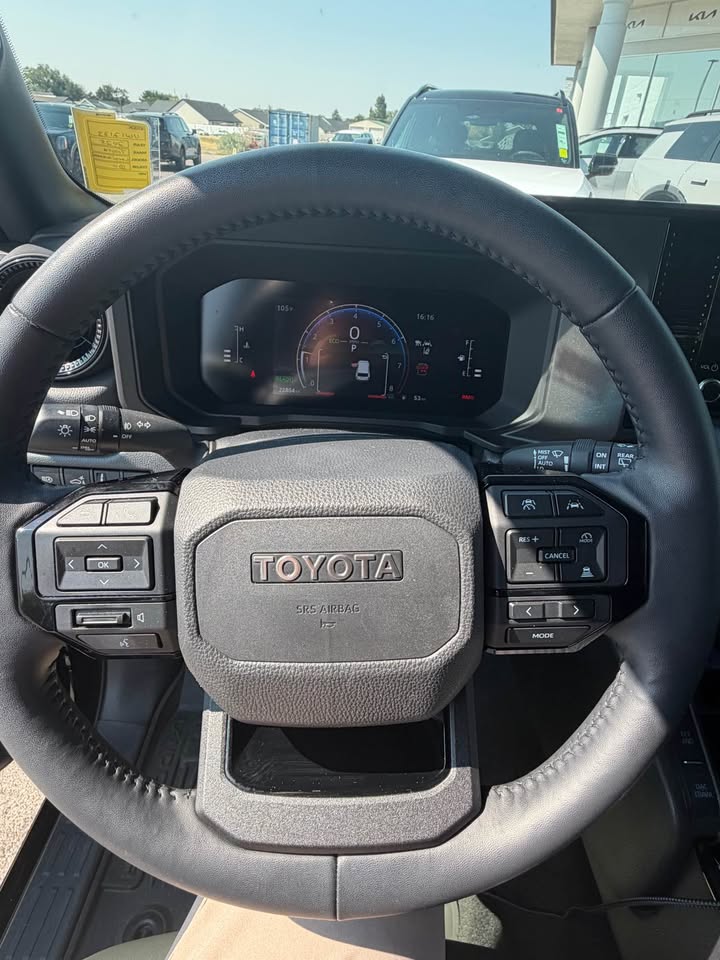 2025 Toyota Landcruiser · Heritage Edition Sport Utility 4D (photo 6) — photo 6