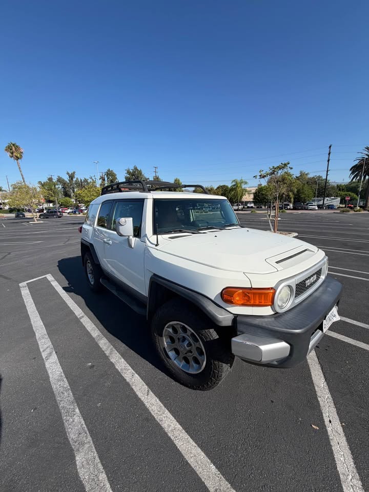 2013 Toyota FJ Cruiser · Sport Utility 2D in Tarzana, CA (photo 3) — photo 3
