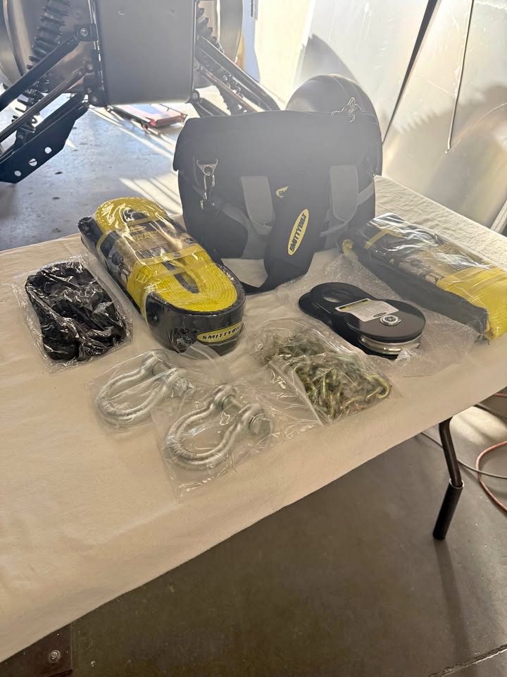 Brand new smittybilt winch accessory bag 2725 retail price $219.99 asking price $200 everything incl in Lake Elsinore, CA (photo 1) — photo 1