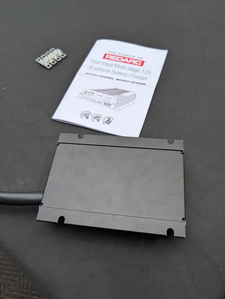 Redarc BCDC 12V 25A DC to DC charger (photo 4) — photo 4