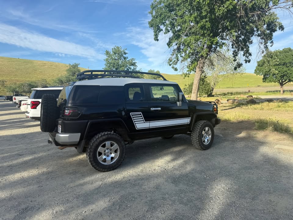 2007 Toyota FJ Cruiser 4x4 – Lifted, Fox Shocks, Fresh Paint – Clean In & Out in Oakley, CA (photo 2)