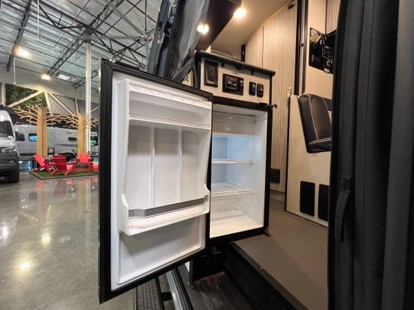 2023 Winnebago REVEL BMB44E (photo 5) — photo 5