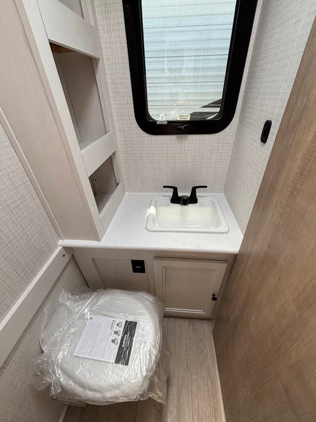 2025 Palomino real-lite hard side truck camper in Elizabeth, CO (photo 7)