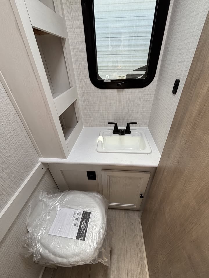 2025 Palomino real-lite hard side truck camper in Elizabeth, CO (photo 7) — photo 7