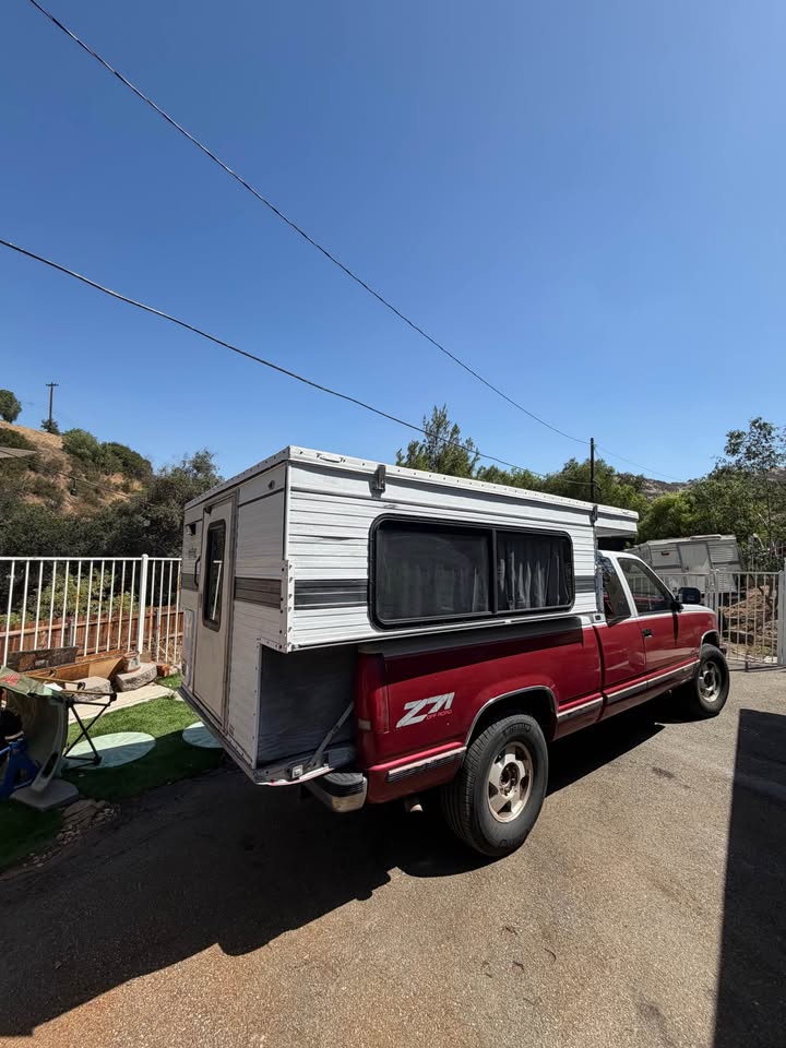 2000 four wheel camper Grandby in Canoga Park, CA (photo 5)