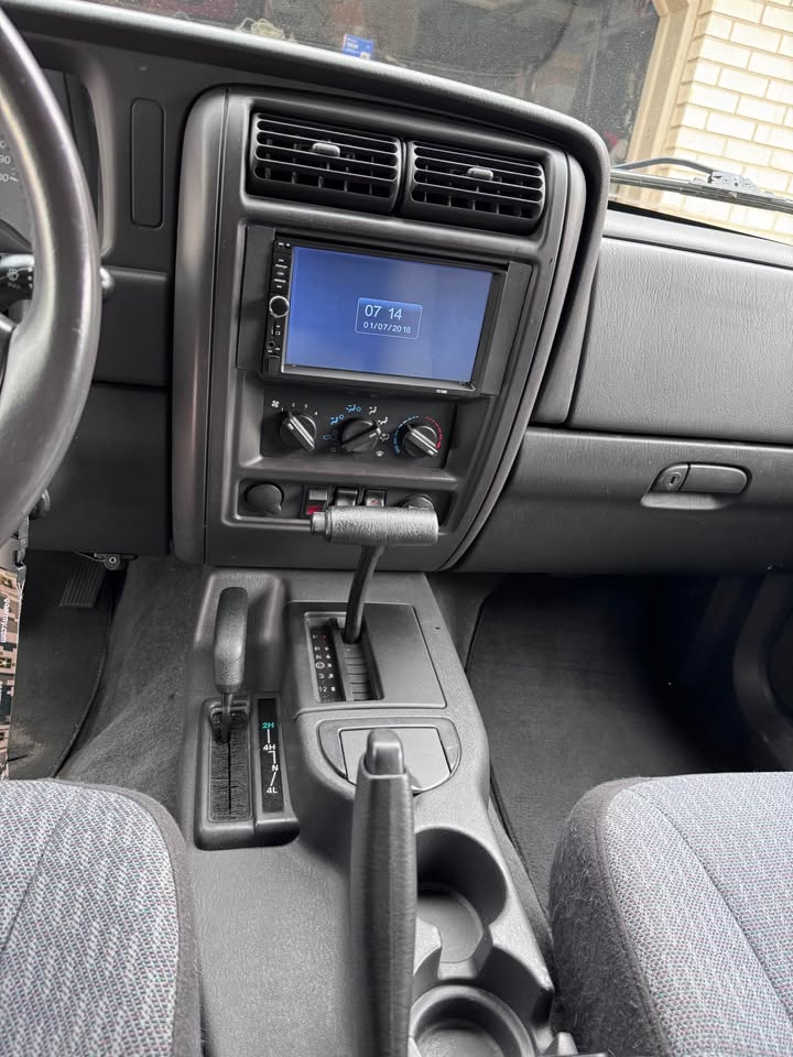 2001 Jeep Cherokee · Classic Sport Utility 4D in Lone Tree, CO (photo 9)
