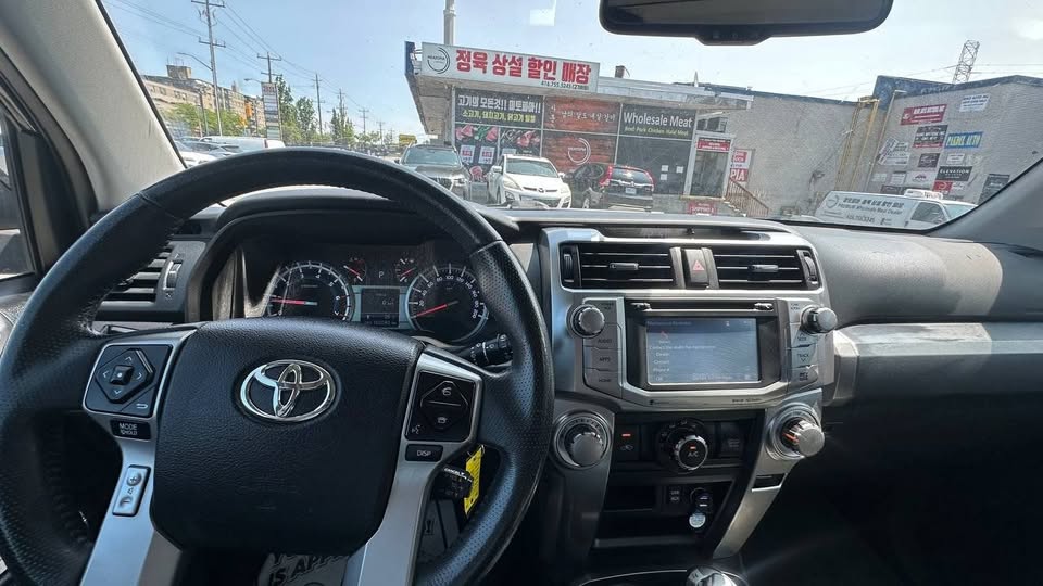 2016 Toyota 4Runner | 4WD 4dr V6 SR5 in Toronto, ON (photo 6)