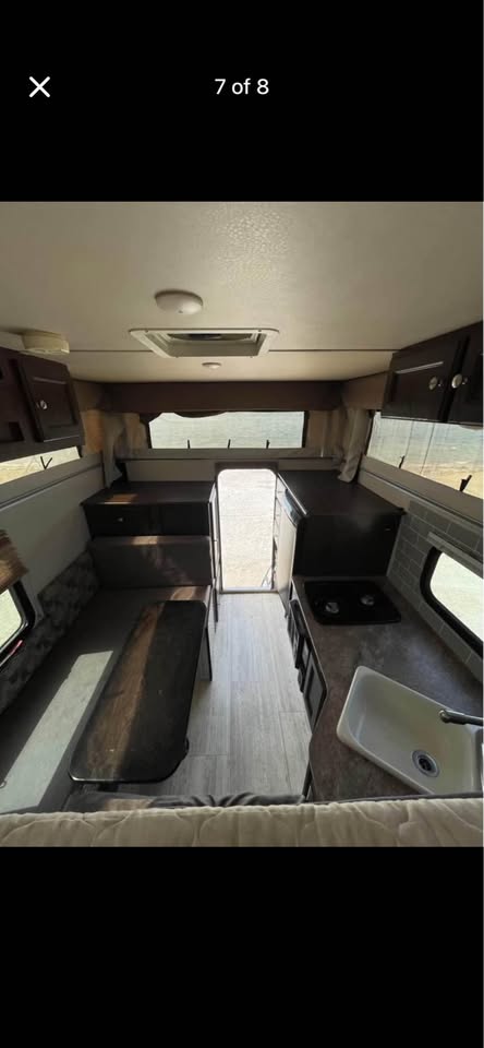 Palomino SS 1200 Truck Camper in Woodland Hills, CA (photo 8)