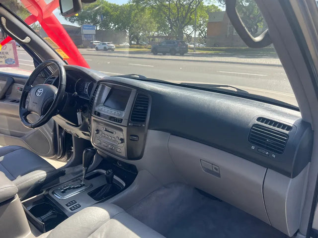 2003 Toyota Land Cruiser Sport Utility — photo 2