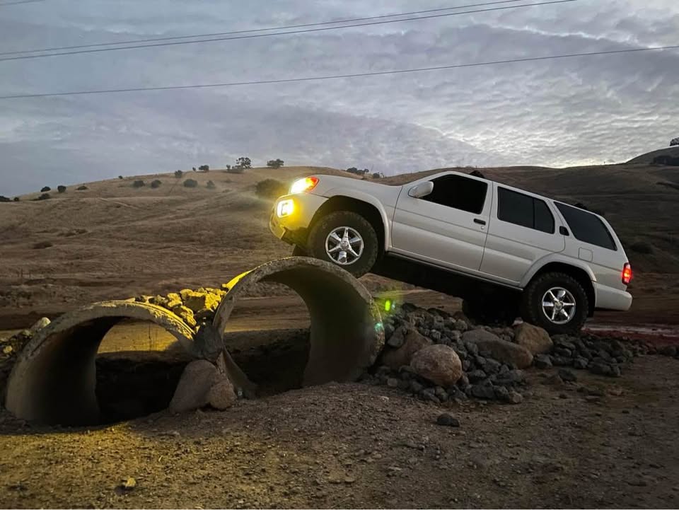 2001 Nissan Pathfinder · LE Sport Utility 4D (photo 8) — photo 8