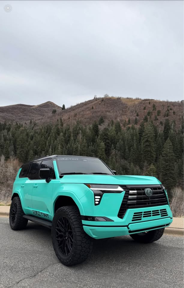 2025 Lexus GX · 550 — photo 2