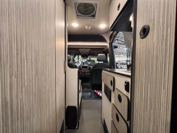 2023 Winnebago REVEL BMB44E — photo 3