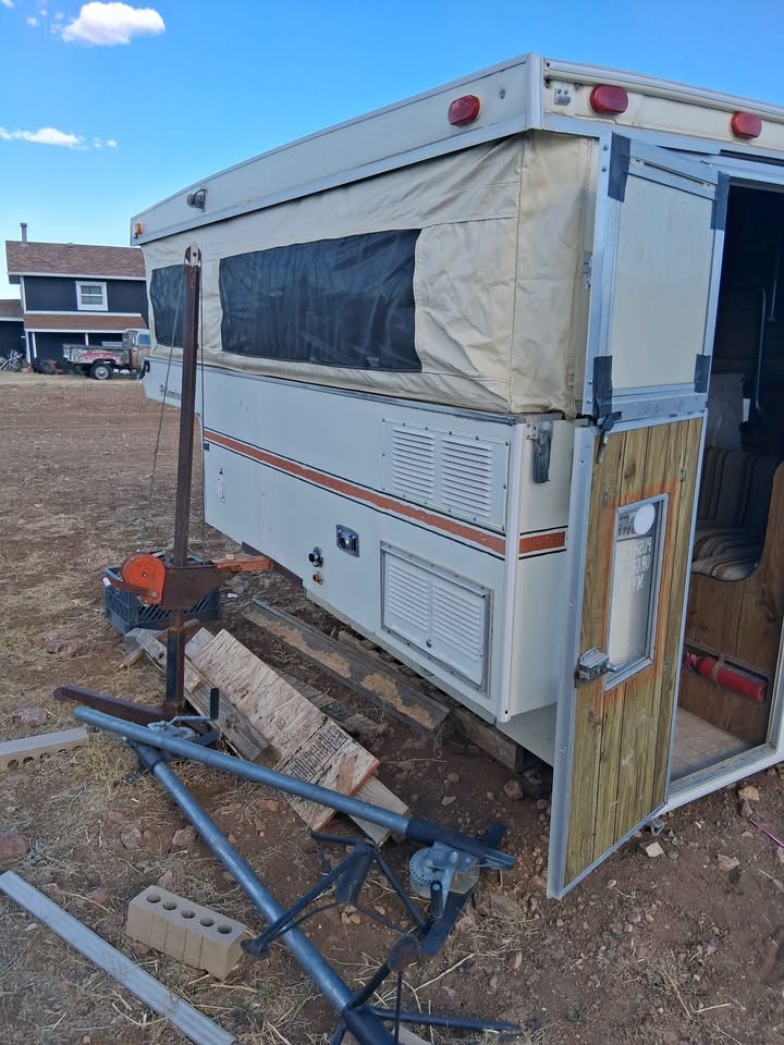 Nice palomino pop up camper cab over in Sparks, NV (photo 5) — photo 5