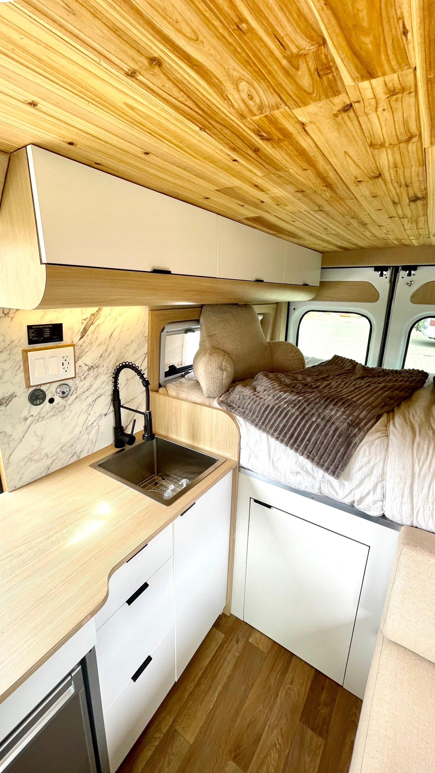 "Ramrod" 2022 Promaster, 3-4 days off grid! Hot shower! Luxury Amenities — photo 12