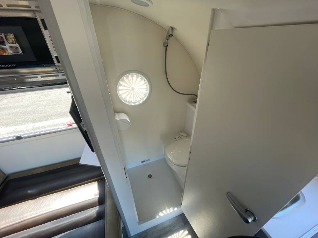 Lightweight Retro Style Camper — photo 7