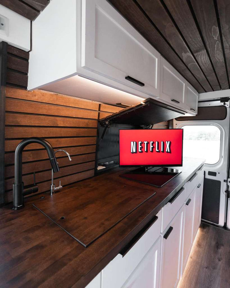  and bright lighting create a cozy space.|Digital nomad in a modern RV rental — photo 8