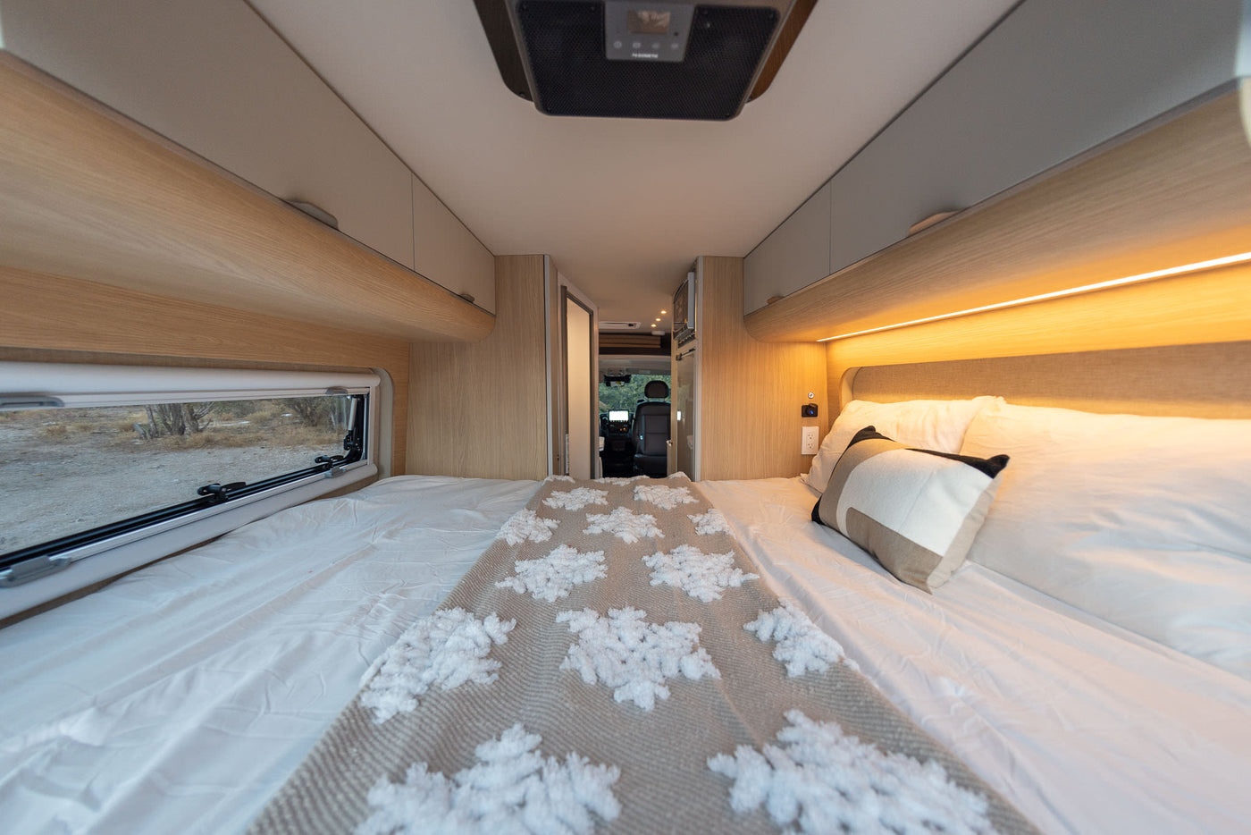 "Ruby" | 2023 Noovo Lite - Indoor Shower, Heating & AC — photo 5