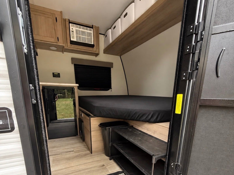  and lakeside playground. Ideal for your RV rental.|An RV rental — photo 10