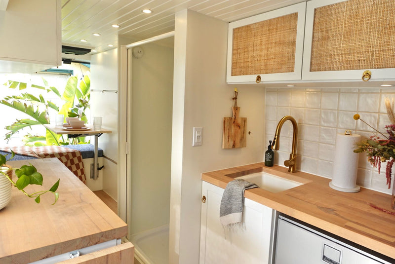 Free WiFi, Unlimited Miles, AC, Indoor HOT Shower, Projector & more! — photo 2