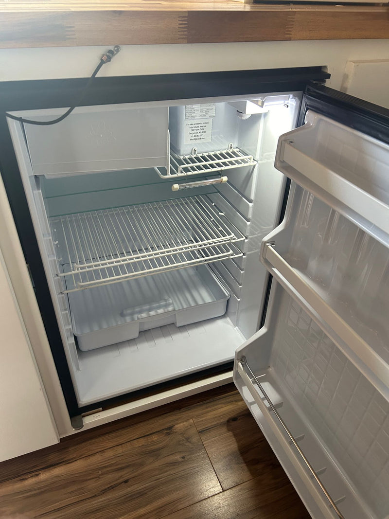 Ultimate Adventure Van with AC & Hot Shower, Battery bank, Queen Bed — photo 10