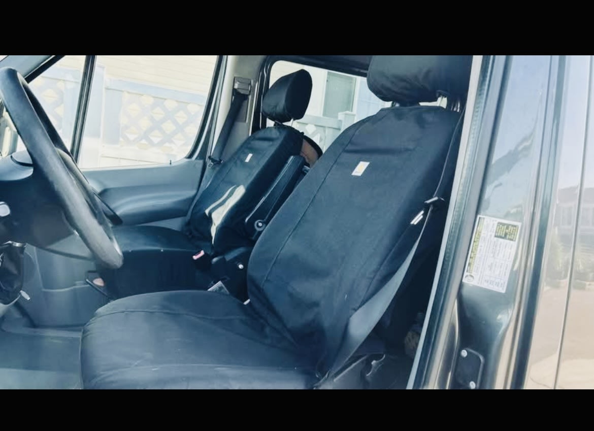  and large windows.|Inside an RV rental — photo 5