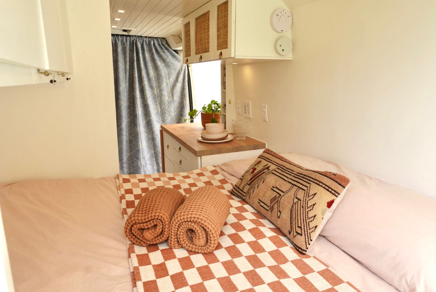 Free WiFi, Unlimited Miles, AC, Indoor HOT Shower, Projector & more! — photo 9