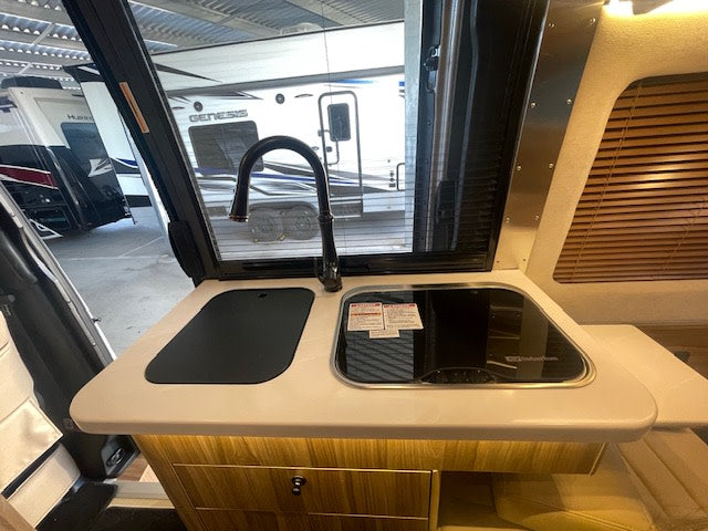 Airstream Mercedes Sprinter- 4x4 luxury camper van, off grid package — photo 8