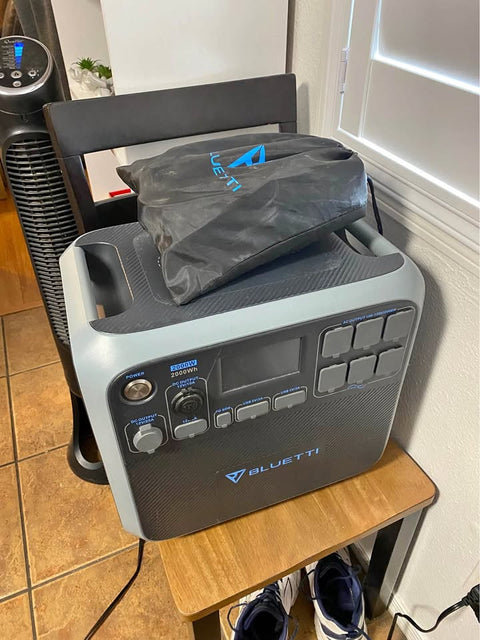 Bluetti 2000W/ 2000Wh solar generator W/ 4 100W solar panels
