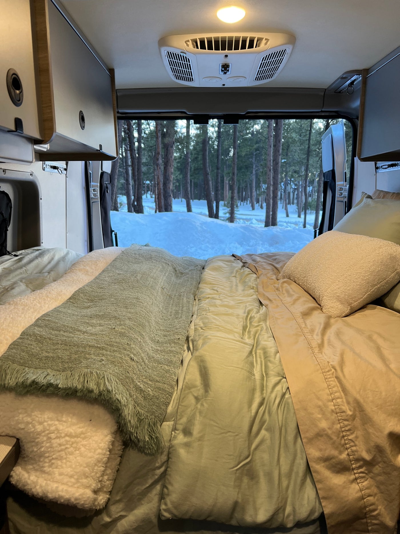  and flexible seating.|An RV rental — photo 9