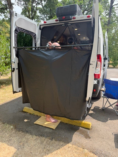 A support rod between the two rear doors can hold clothes and wet suits to dry, help stabilize the doors in wind, and offer a private area for showering with a 
curtain and bamboo mat.