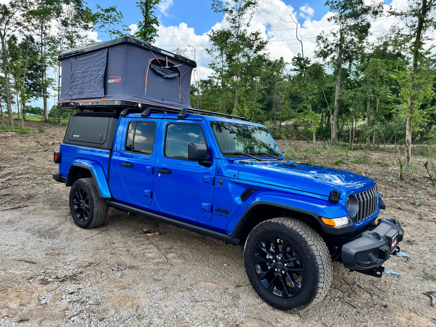  ideal for your next rv rental adventure.|Blue Jeep Gladiator with a Roofnest tent and Smartcap — photo 5