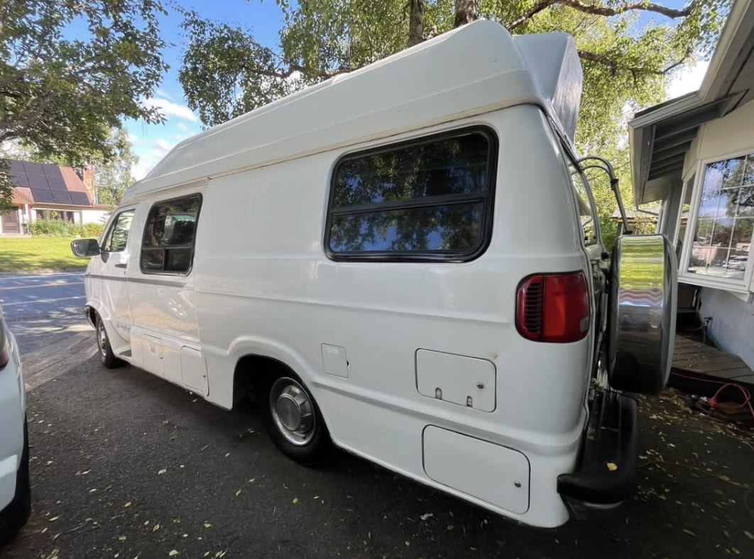  and overhead storage.|Adventure-Ready 1995 Pleasure-Way – Compact — photo 3