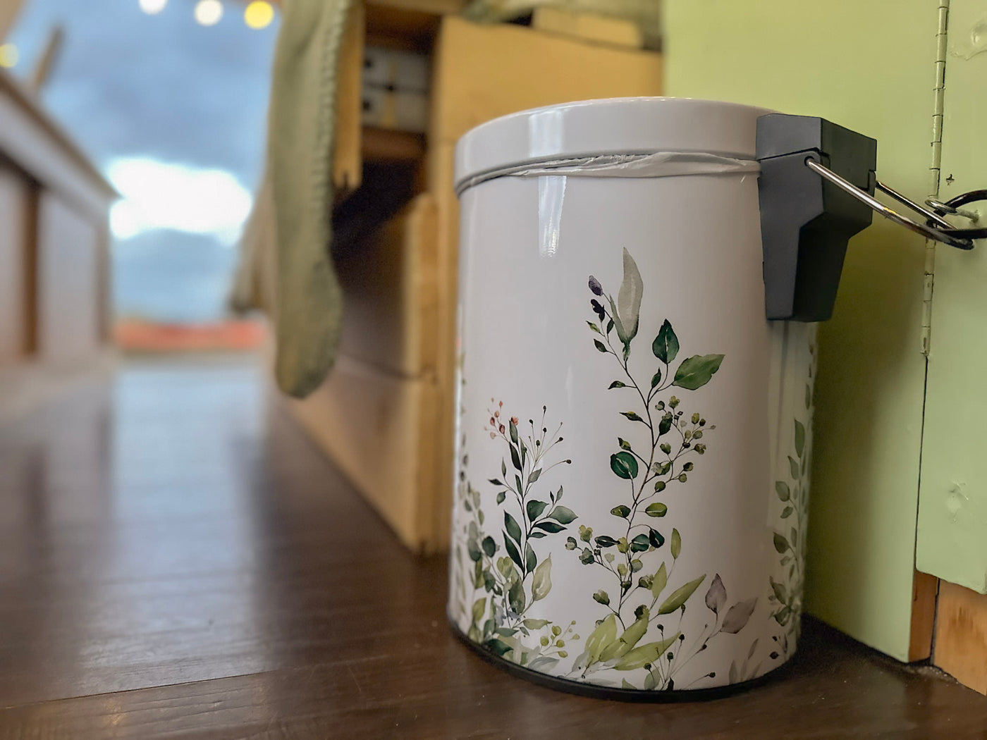  and kitchenette. Floral wall decor & wooden ceiling create a warm — photo 18