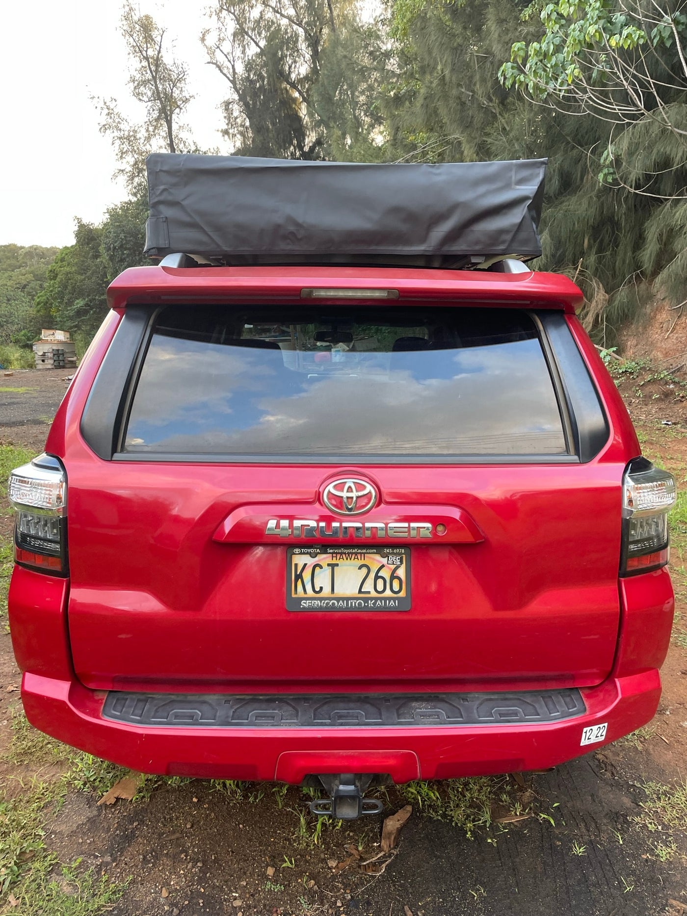 Red Toyota 4Runner SUV with a rooftop tent, ideal for Hawaii rv rental adventures. Perfect for camping & overlanding. — photo 2